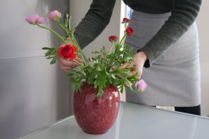 Mira Brouwer Relatiepraktijk Relatietherapie Nijmegen met bloemen, tarief?